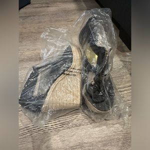 MICHAEL MICHAEL KORS Damita logo Wedge size 8, new without tags